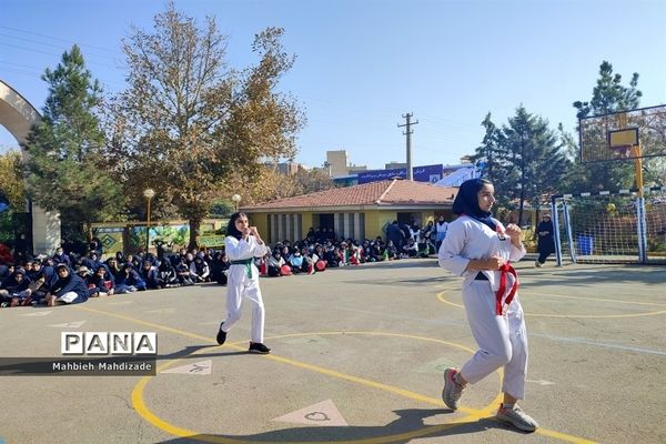 آیین آغاز مسابقات ورزشی دانش‌آموزان سراسر کشور در دبیرستان آرمینه مصلی نژاد