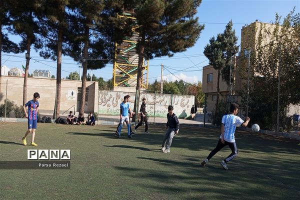 اردوی نیم‌روزه دبیرستان راه روشن در گلزار شهدای ملارد