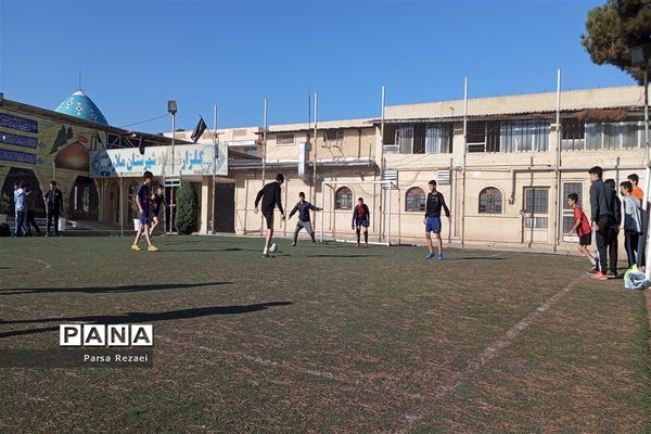 اردوی نیم‌روزه دبیرستان راه روشن در گلزار شهدای ملارد