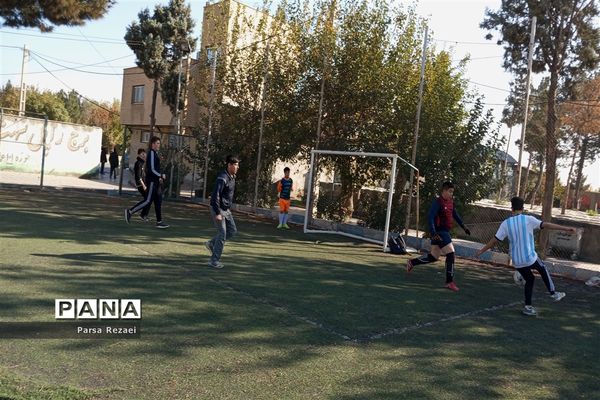 اردوی نیم‌روزه دبیرستان راه روشن در گلزار شهدای ملارد