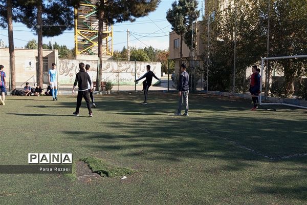 اردوی نیم‌روزه دبیرستان راه روشن در گلزار شهدای ملارد