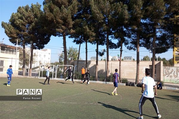 اردوی نیم‌روزه دبیرستان راه روشن در گلزار شهدای ملارد