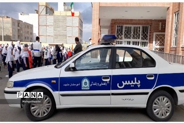 آموزش قوانین و مقررات راهنمایی و رانندگی به دانش‌آموزان در دبستان پورشهریاری ناحیه ۷مشهد