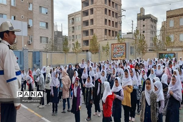 آموزش قوانین و مقررات راهنمایی و رانندگی به دانش‌آموزان در دبستان پورشهریاری ناحیه ۷مشهد