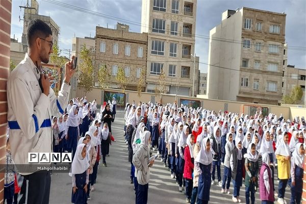 آموزش قوانین و مقررات راهنمایی و رانندگی به دانش‌آموزان در دبستان پورشهریاری ناحیه ۷مشهد