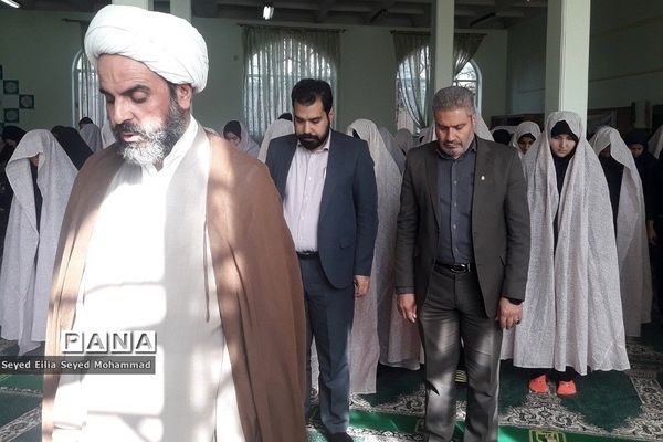 برپایی نماز جماعت در هنرستان دخترانه الکوثر قیامدشت در راستای اجرای طرح نور چشم