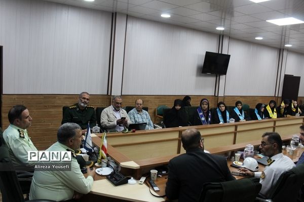 نشست صمیمی فرمانده انتظامی قم با اعضای سازمان دانش‌آموزی