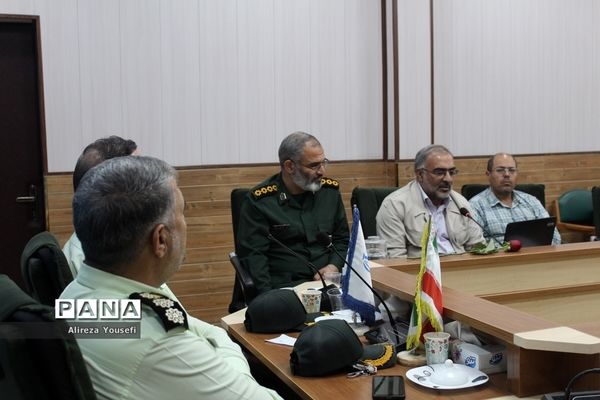 نشست صمیمی فرمانده انتظامی قم با اعضای سازمان دانش‌آموزی
