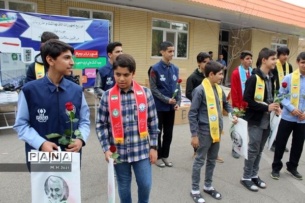 استقبال اعضای سازمان دانش‌آموزی قم از فرمانده انتظامی استان
