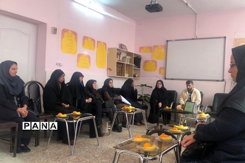 جلسه حلقه صالحین در دبستان شهید ناصری ناحیه دو ری