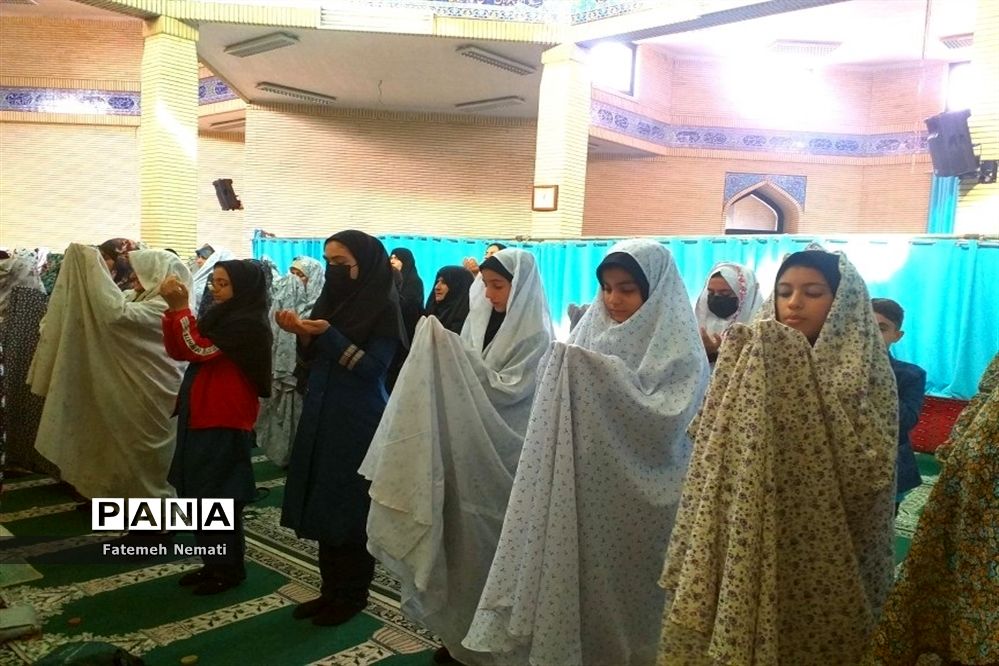 حضور دانش‌آموزان و فرهنگیان در نماز جمعه شهرستان ملارد