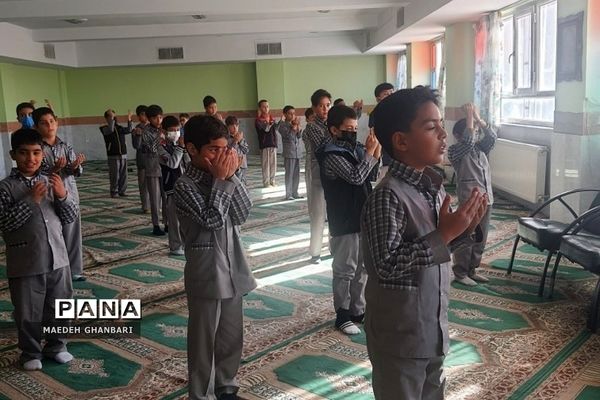 حضور دانش‌آموزان دبستان پسرانه ایثار شهرستان پردیس در نماز جماعت مدرسه