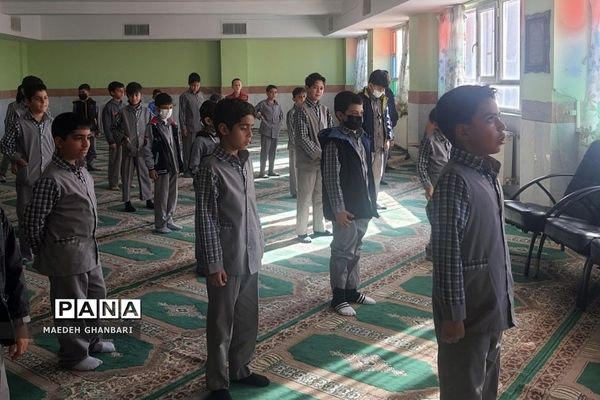 حضور دانش‌آموزان دبستان پسرانه ایثار شهرستان پردیس در نماز جماعت مدرسه