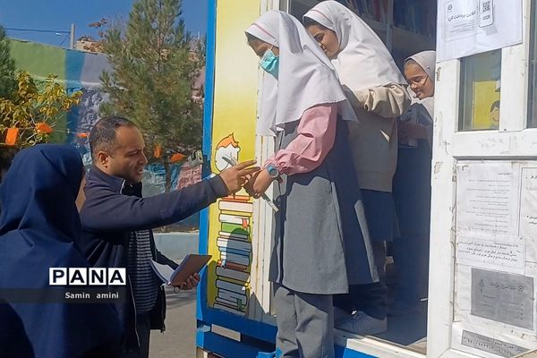 برگزاری جشن هفته کتاب و کتاب خوانی در مدرسه امام رضا(ع)  مهرآباد رودهن