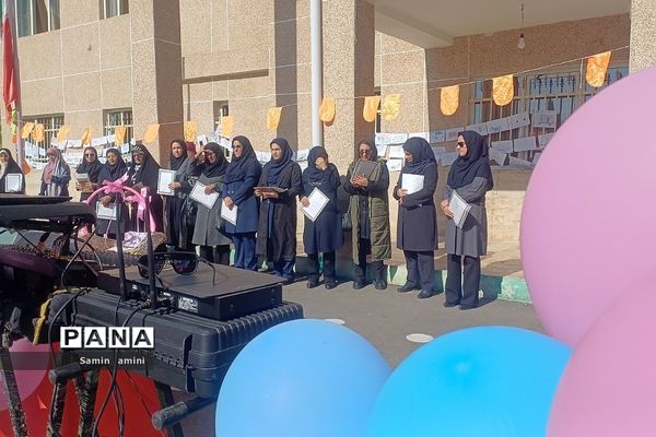 برگزاری جشن هفته کتاب و کتاب خوانی در مدرسه امام رضا(ع)  مهرآباد رودهن