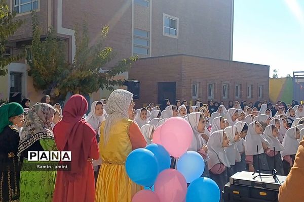 برگزاری جشن هفته کتاب و کتاب خوانی در مدرسه امام رضا(ع)  مهرآباد رودهن