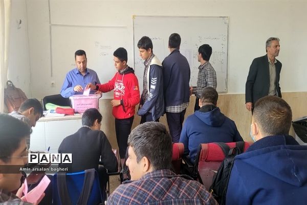 مشق دموکراسی دانش‌آموزان دبیرستان نمازی شیراز