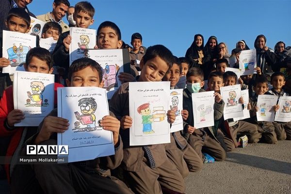 نقاشی همگانی با موضوع کتاب و کتابخوانی در مدرسه امام رضا(ع)