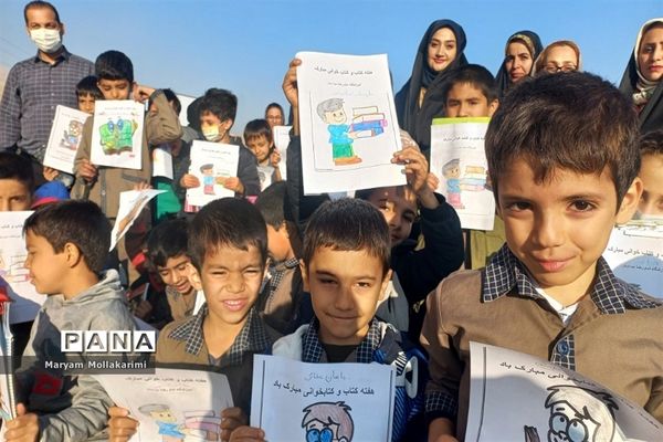 نقاشی همگانی با موضوع کتاب و کتابخوانی در مدرسه امام رضا(ع)