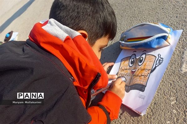 نقاشی همگانی با موضوع کتاب و کتابخوانی در مدرسه امام رضا(ع)