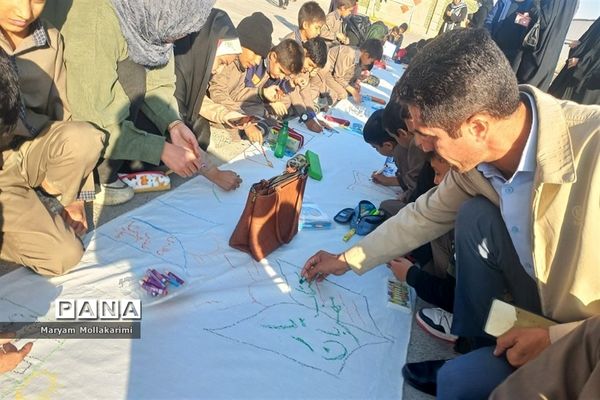 نقاشی همگانی با موضوع کتاب و کتابخوانی در مدرسه امام رضا(ع)
