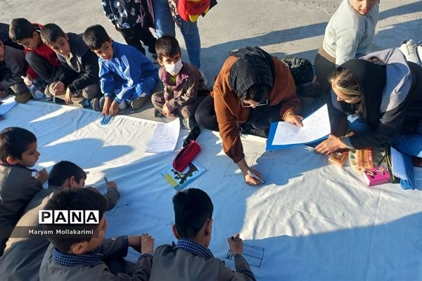 نقاشی همگانی با موضوع کتاب و کتابخوانی در مدرسه امام رضا(ع)