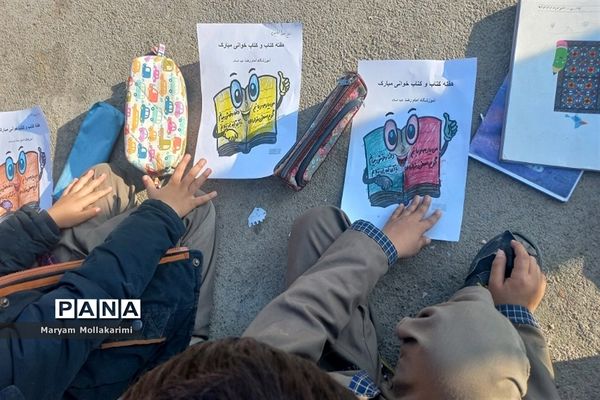 نقاشی همگانی با موضوع کتاب و کتابخوانی در مدرسه امام رضا(ع)
