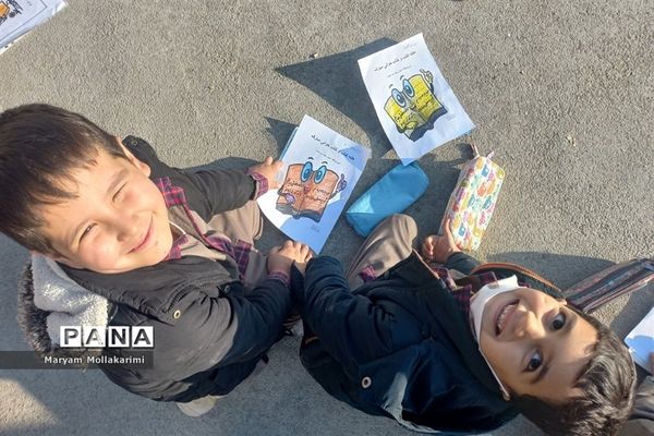 نقاشی همگانی با موضوع کتاب و کتابخوانی در مدرسه امام رضا(ع)