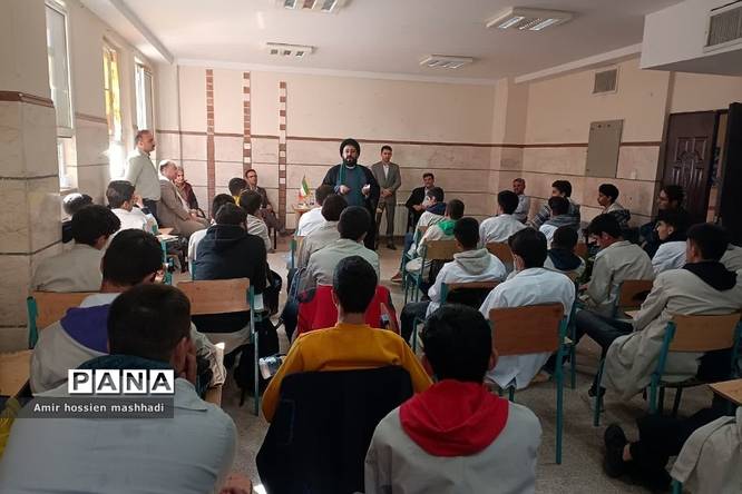نشست صمیمی امام جمعه بخش رودهن با دانشآموزان هنرستان آیت الله رفسنجانی رودهن