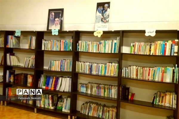 طرح نشست کتاب‌خوانی در دبیرستان دخترانه شایستگان ملارد به‌مناسبت هفته کتاب و کتاب‌خوانی