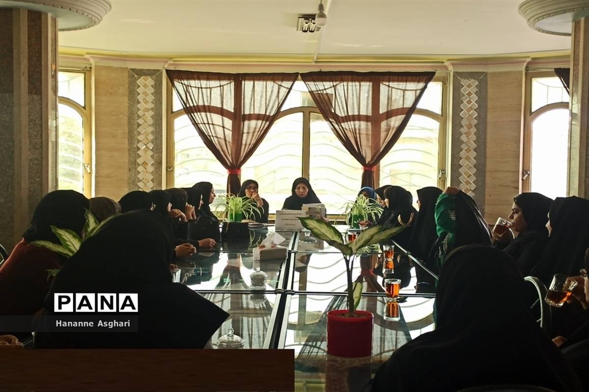 اولین جلسه کارگروه های تخصصی انجمن اولیا و مربیان در دبیرستان حضرت خدیجه