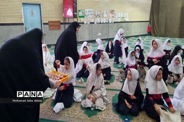 آشنایی دانش‌آموزان پایه دوم با مسجد محله و احکام دین جهت ادای نماز