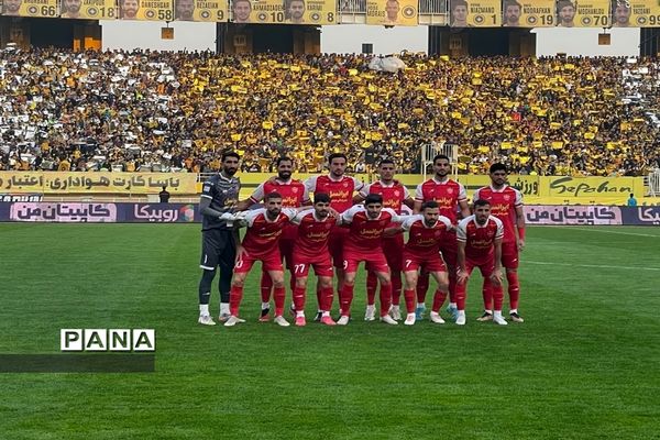 دیدار تیم‌های فوتبال سپاهان اصفهان و پرسپولیس تهران