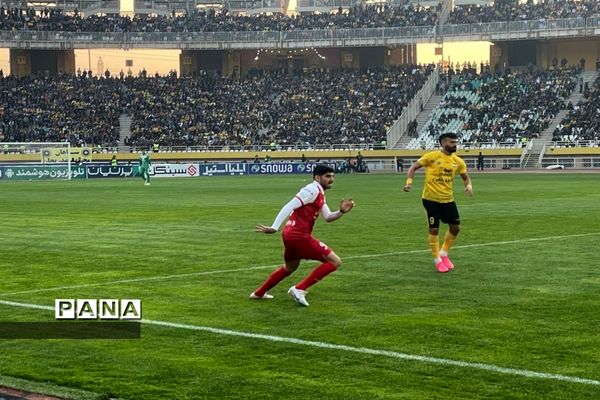 دیدار تیم‌های فوتبال سپاهان اصفهان و پرسپولیس تهران