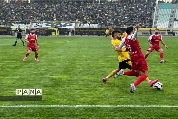 دیدار تیم‌های فوتبال سپاهان اصفهان و پرسپولیس تهران