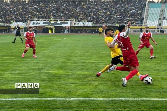 دیدار تیمهای فوتبال سپاهان اصفهان و پرسپولیس تهران