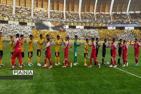 دیدار تیم‌های فوتبال سپاهان اصفهان و پرسپولیس تهران