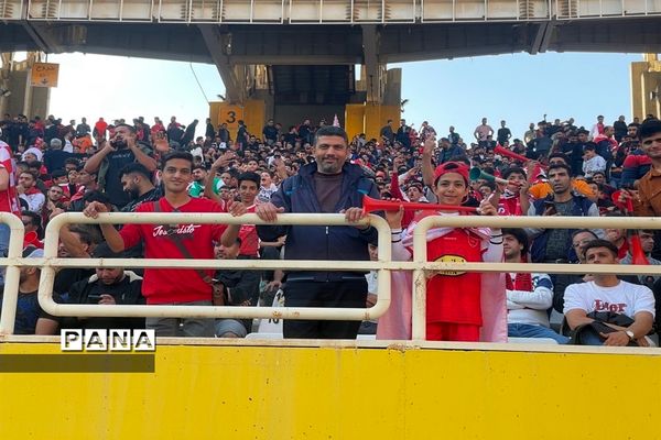 دیدار تیم‌های فوتبال سپاهان اصفهان و پرسپولیس تهران