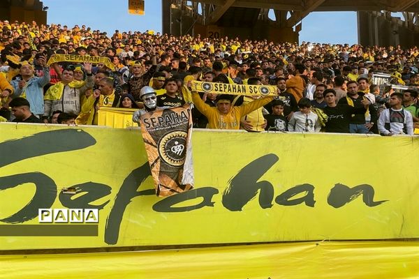 دیدار تیم‌های فوتبال سپاهان اصفهان و پرسپولیس تهران