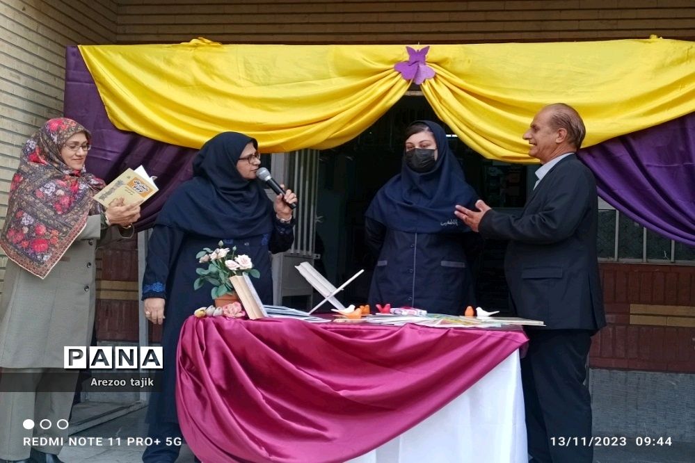 مراسم تقدیراز دانش‌آموز نویسنده کتاب در آموزشگاه حضرت فاطمه زهرا (س) شهرستان ورامین