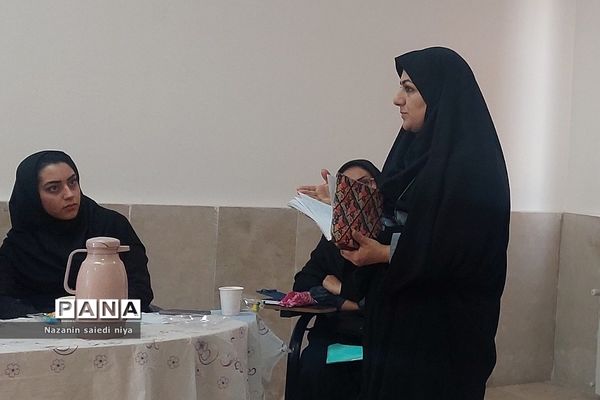 دومین کارگاه آموزش درس فارسی پایه اول ابتدایی در آموزش و پرورش رودهن‌