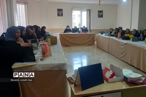 دومین کارگاه آموزش درس فارسی پایه اول ابتدایی در آموزش و پرورش رودهن‌