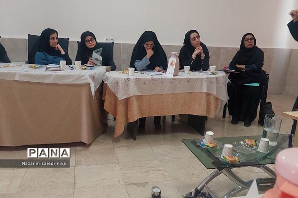 دومین کارگاه آموزش درس فارسی پایه اول ابتدایی در آموزش و پرورش رودهن‌