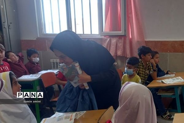 بازدید کارشناس آموزش ابتدایی و راهبر پایه اول از سه مدرسه ابتدایی رودهن