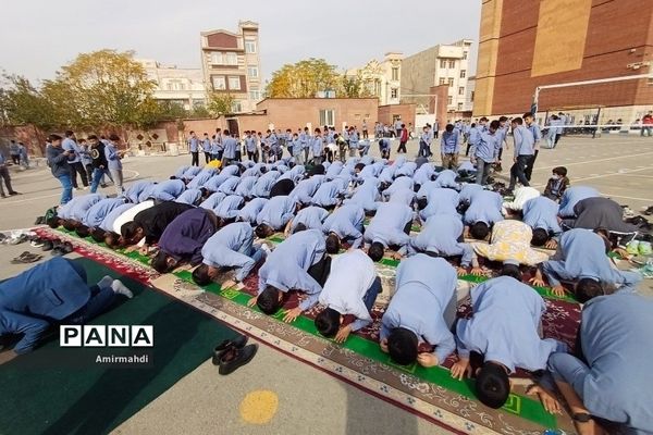 اقامه نماز جماعت ظهر در مدرسه انصار‌المهدی قرچک