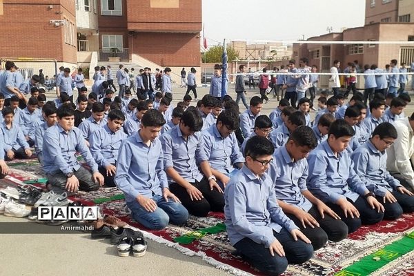 اقامه نماز جماعت ظهر در مدرسه انصار‌المهدی قرچک