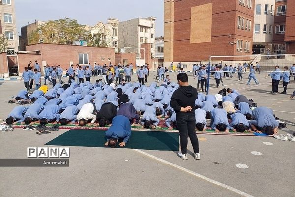 اقامه نماز جماعت ظهر در مدرسه انصار‌المهدی قرچک