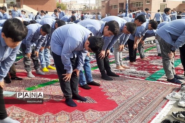 اقامه نماز جماعت ظهر در مدرسه انصار‌المهدی قرچک