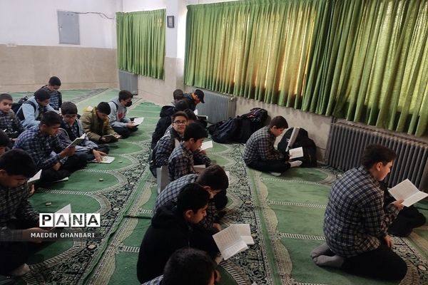 برگزاری نماز جماعت و زیارت عاشورا در دبیرستان امام جعفرصادق(ع) شهرستان پردیس