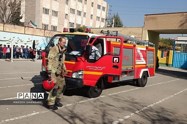 مانورآتش‌نشانی و مقابله با مخاطرات در دبستان فضیلت شهرستان پردیس